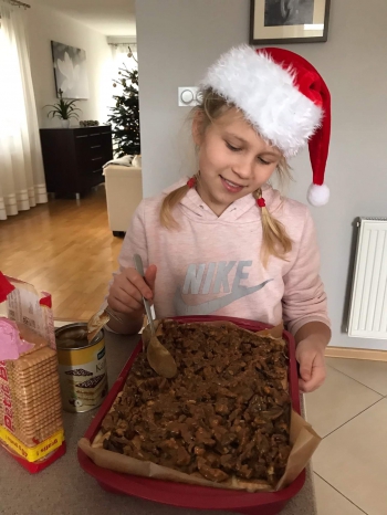 dziecko dekoruje świąteczne wypieki