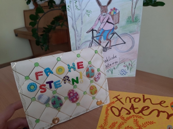 3 kartki wielkanocne: jedna z narysowanem królikiem i życzeniami druga z dużym napisem 
