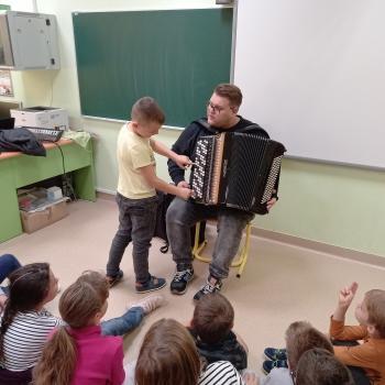 Pan prezentuje dzieciom instrument- akordeon.