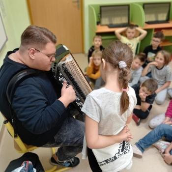 Pan prezentuje dzieciom instrument- akordeon.