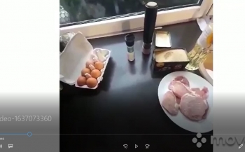 kadr filmu nakręconego przez ucznia, gdzie znajdują się produkty spożywcze: męso, jaja, olej, sól, pieprz