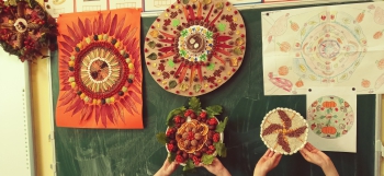 Wystawa konkursowych mandali wykonanych z jesiennych darów przyrody.